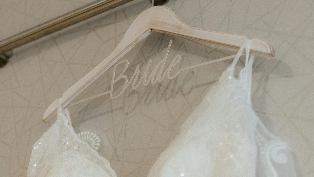 Le Porte-Marteau pour Robe de Mariée : Une Touche Élégante et Symbolique - Crédit photo : Tous droits réservés