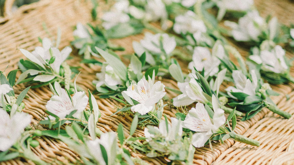 La boutonnière du marié petit détail, grand effet - Magazine Un Jour Un Oui - Crédit photo Tous droits réservés