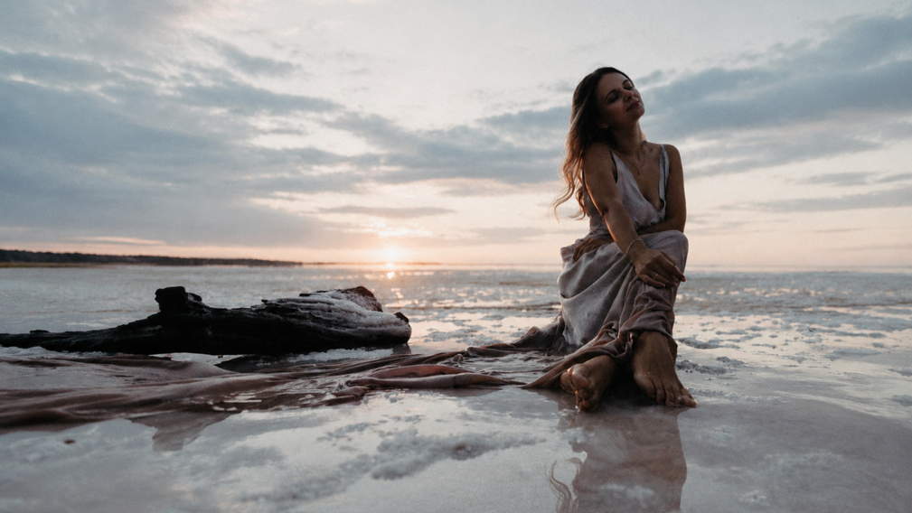Shooting Inspiration Mariage : La poésie d’un coucher de soleil sur l’eau - Magazine Un Jour Un Oui - Crédit photo : Olga Solo