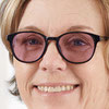 Frau trägt eine Migränefilterbrille