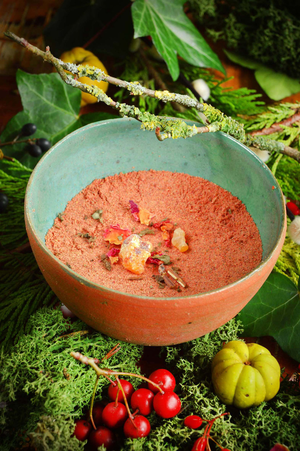 Tulsi, holy basil, incense, cones, selber machen, diy, Räuchern, Räucherkegel, burn incense, frankinsense, Weihrauch, Sandelholz, rot, red sandalwood, recipe, Rezept, Tonka, patchouli, Heilung, Schutz, Meditation, healing, protection, meditation, ritual,