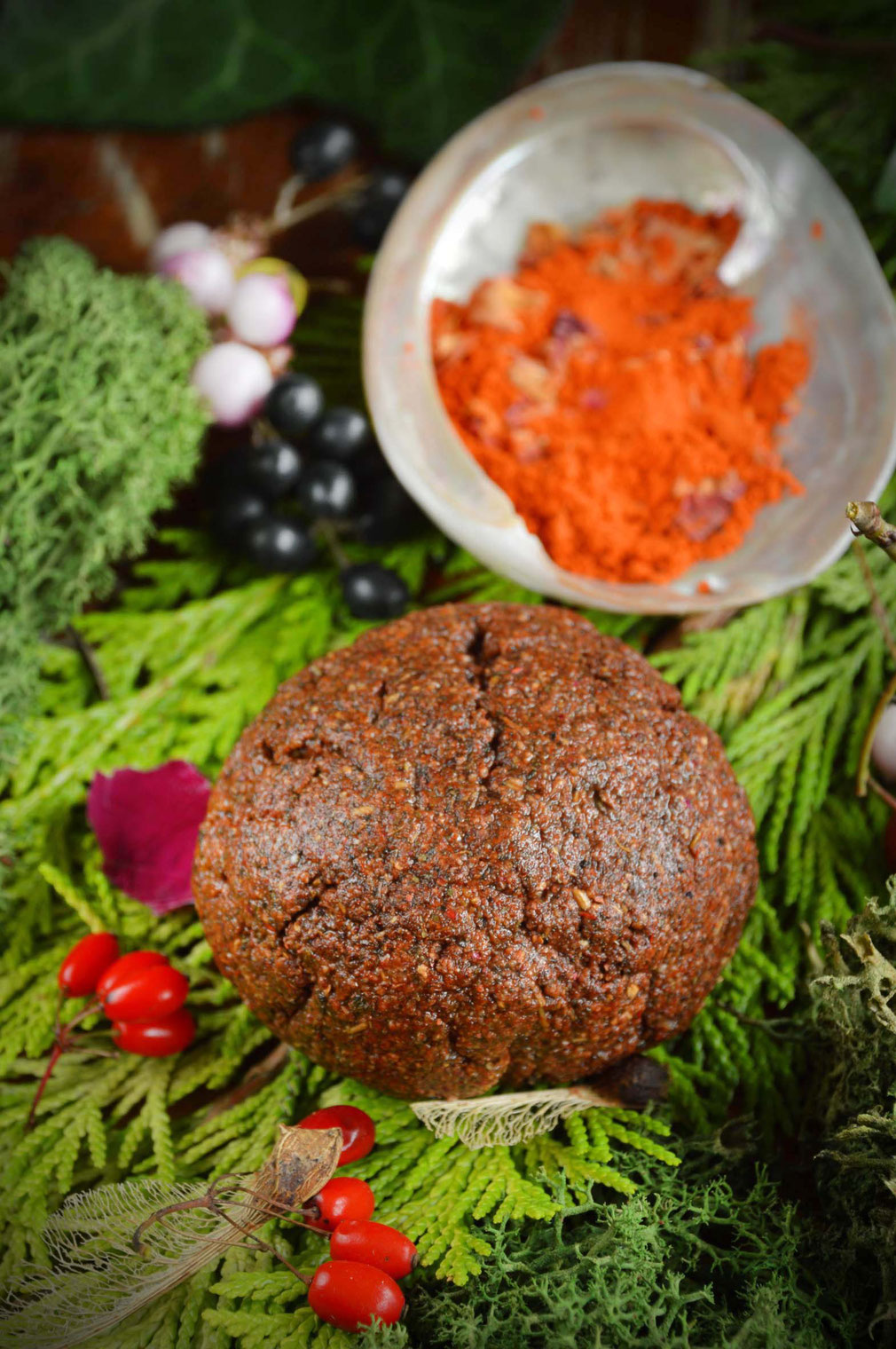 Tulsi, holy basil, incense, cones, selber machen, diy, Räuchern, Räucherkegel, burn incense, frankinsense, Weihrauch, Sandelholz, rot, red sandalwood, recipe, Rezept, Tonka, patchouli, Heilung, Schutz, Meditation, healing, protection, meditation, ritual,