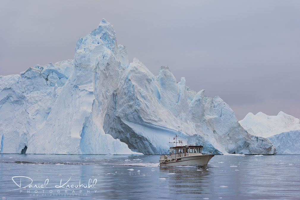 Gigantischer Eisberg im Abendlicht im Icefjord Ilulissat in Südwest-Grönland, www.dk-photography.ch, Photographer: Daniel Kneubühl