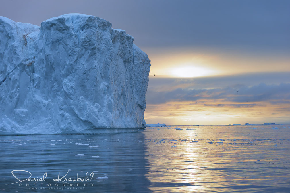 Gigantischer Eisberg im Abendlicht im Icefjord Ilulissat in Südwest-Grönland, www.dk-photography.ch, Photographer: Daniel Kneubühl