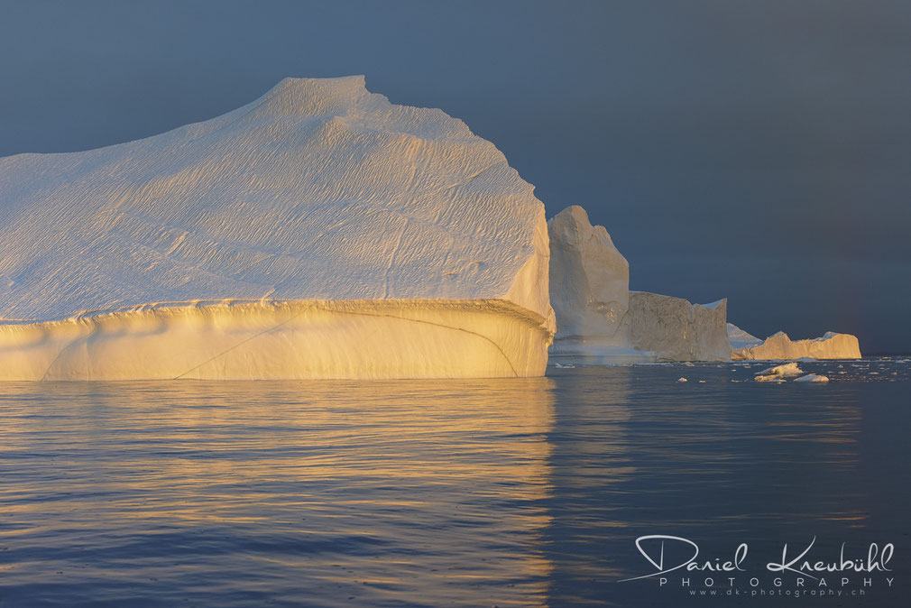 Gigantischer Eisberg im Sonnenuntergang am Icefjord Ilulissat in Südwest-Grönland, www.dk-photography.ch, Photographer: Daniel Kneubühl