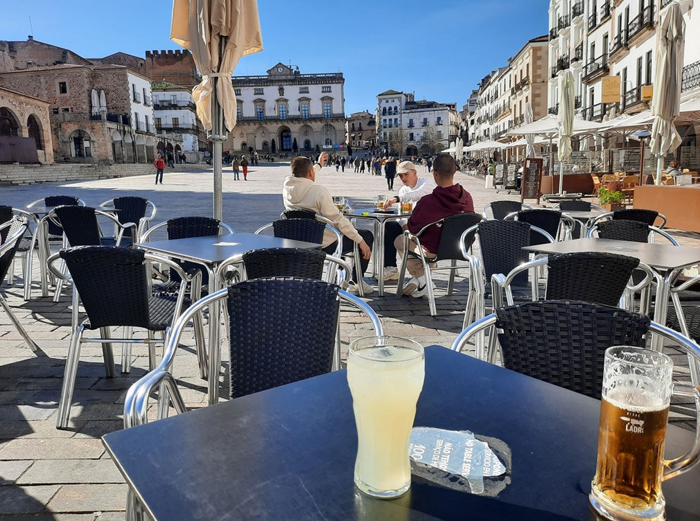 La Plaza Mayor avec des terrasses au soleil