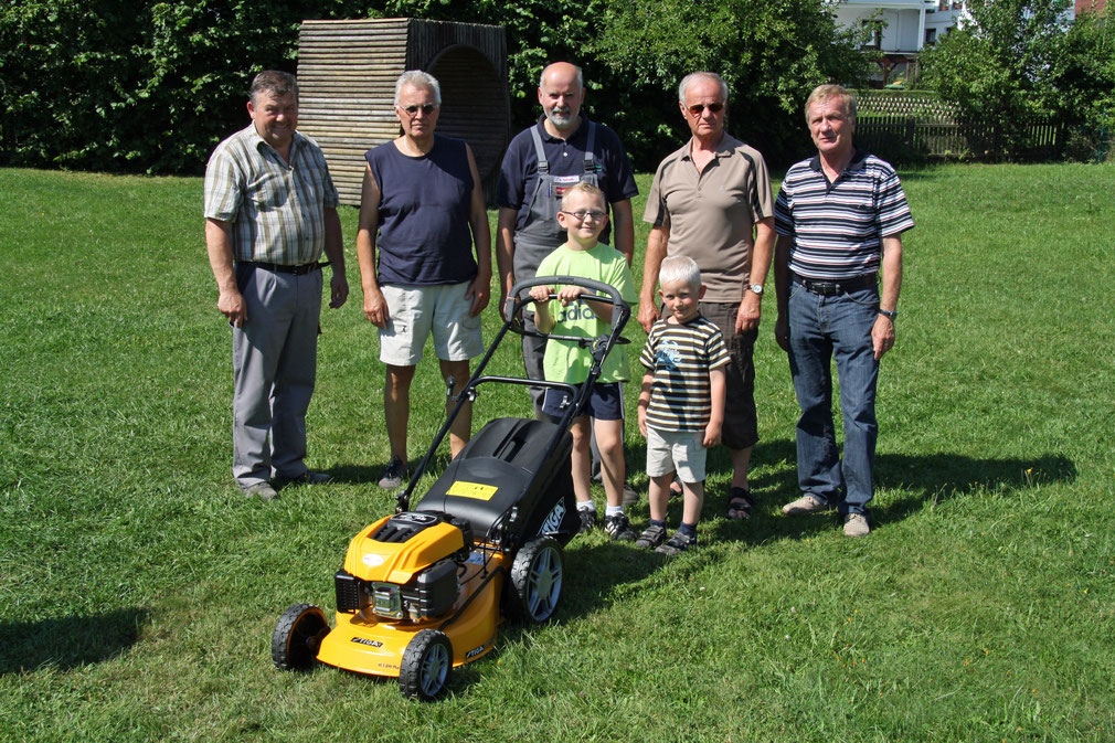 Hinten von links: Ortsvorsteher Wolfgang Hofmann, Gerhard Specht, Herbert Hofmann von der Firma Herbert Hofmann Land & Gartentechnik, Gerhard Schneider und Hartmut Schneider. Vorne: Nils und Lars Hofmann.
