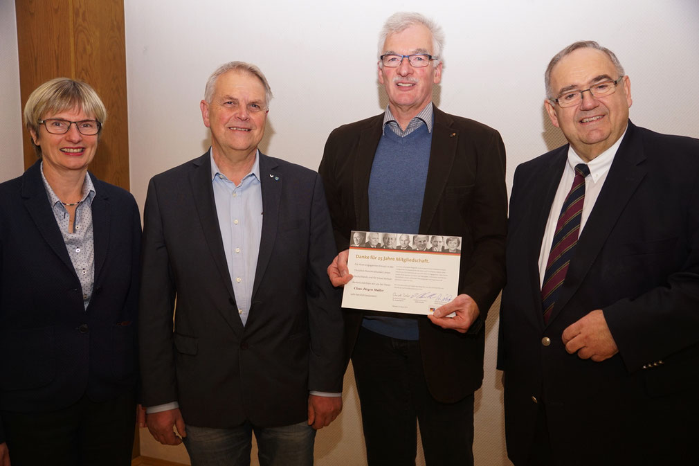 Auf dem Foto von LInks: die CDU Landtagsabgeordnete Claudia Ravensburg, Vorsitzender Kurt Kramer, der Geehrte Claus Jürgen Müller und der CDU Bezirksvorsitzende Bernd Siebert. (Foto: Willi Arnold)