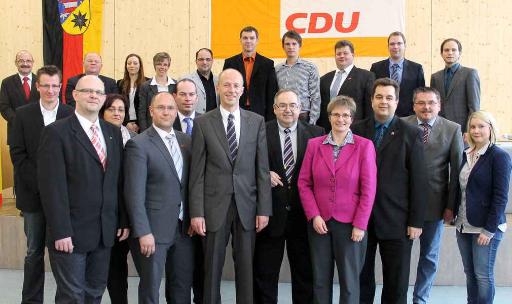 Der neue Vorstand: vorne von links Dirk Hofmann, Delf Bause, Armin Schwarz, Bernd Siebert, Claudia Ravensburg, Thomas Viesehohn, dahinter die weiteren Vorstandsmitglieder (Foto: Nicolai Ulbrich, HNA)
