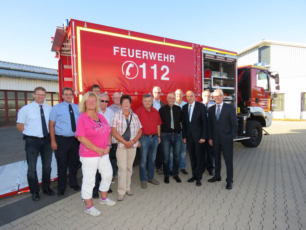 Mit Innenminister Peter Beuth (3. von rechts) bei der Fahrzeugübergabe