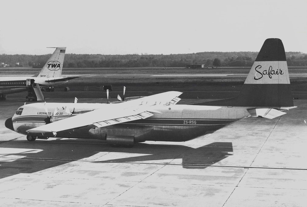 ZS-RSG Lockheed L-100-30 Hercules 4565 T56-A-15 Safair 1974 © collezione Maurizio Noè p.g.c. - Piti Spotter Club Verona