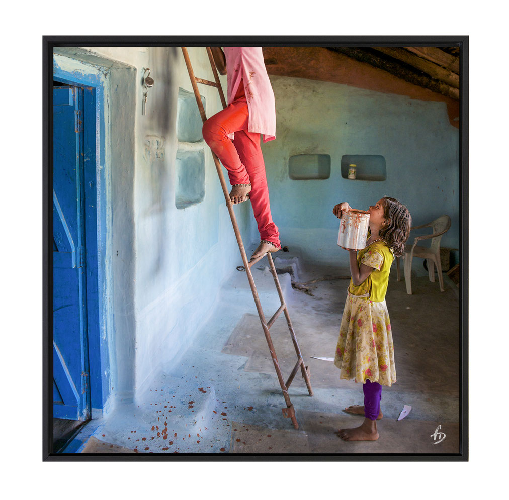 Fille indienne peint maison en bleu