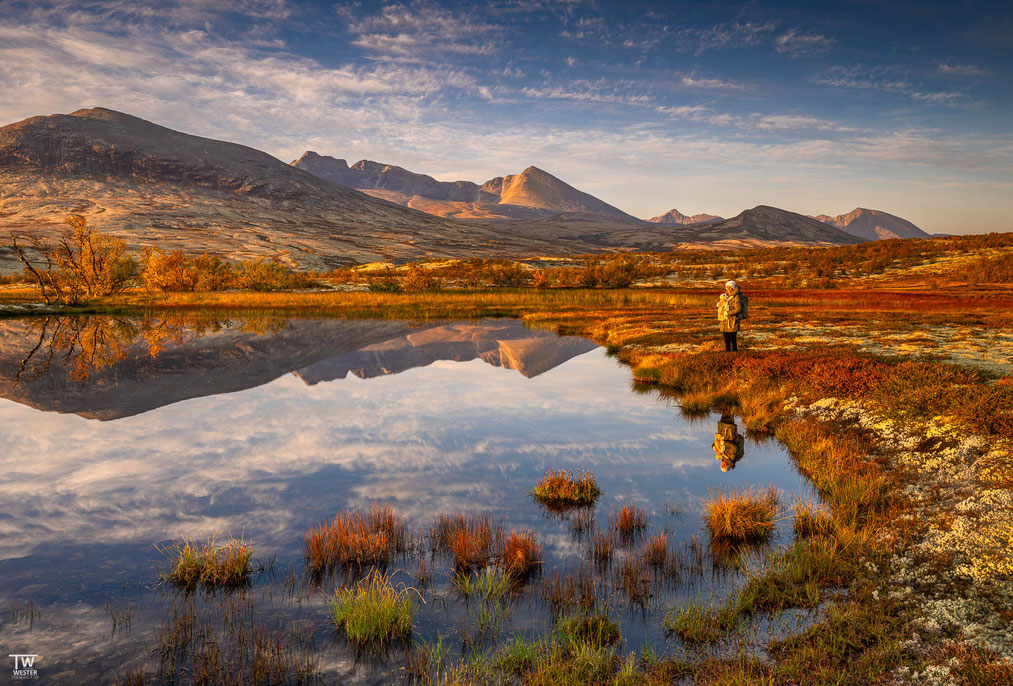 14) Auch solche Bilder erlaube ich mir diesmal 😉 Christina genießt mit Ben die Ruhe des Morgens in dieser tollen Herbstlandschaft