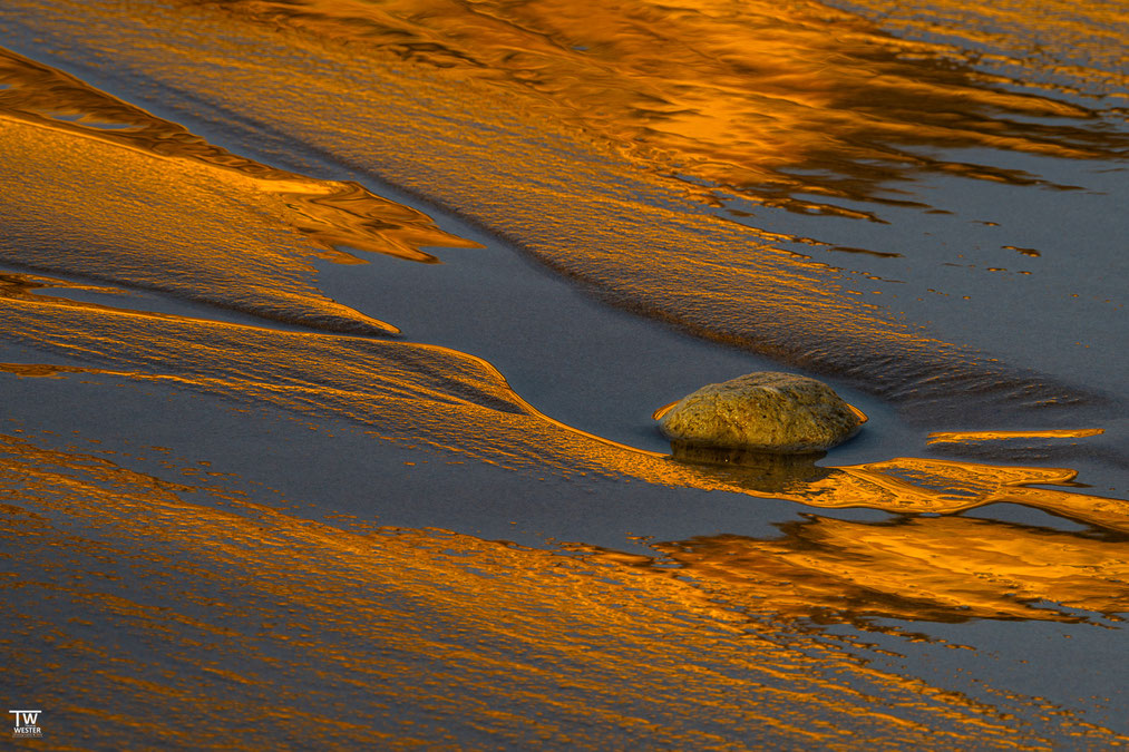 5 In der Reflektion des angestrahlten Sandgesteins kann man morgens auch sehr schöne Details einfangen…