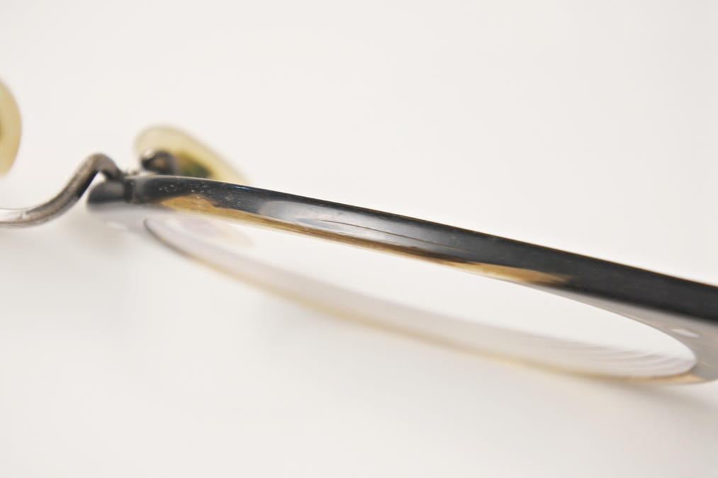 亀裂補修を行う金子眼鏡のメガネ。左の上部リムの一部に亀裂があります。