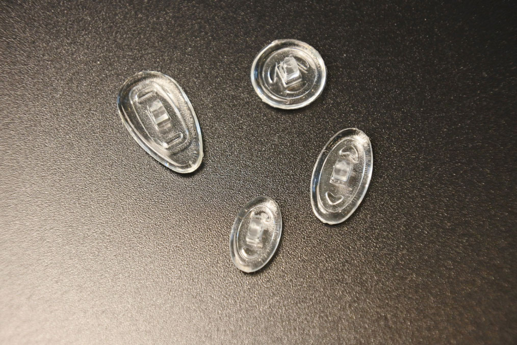 眼鏡のメタルフレームの鼻パットの種類を説明する画像。多種多様な鼻パットがありますが、この画像ではシリコンタイプ。