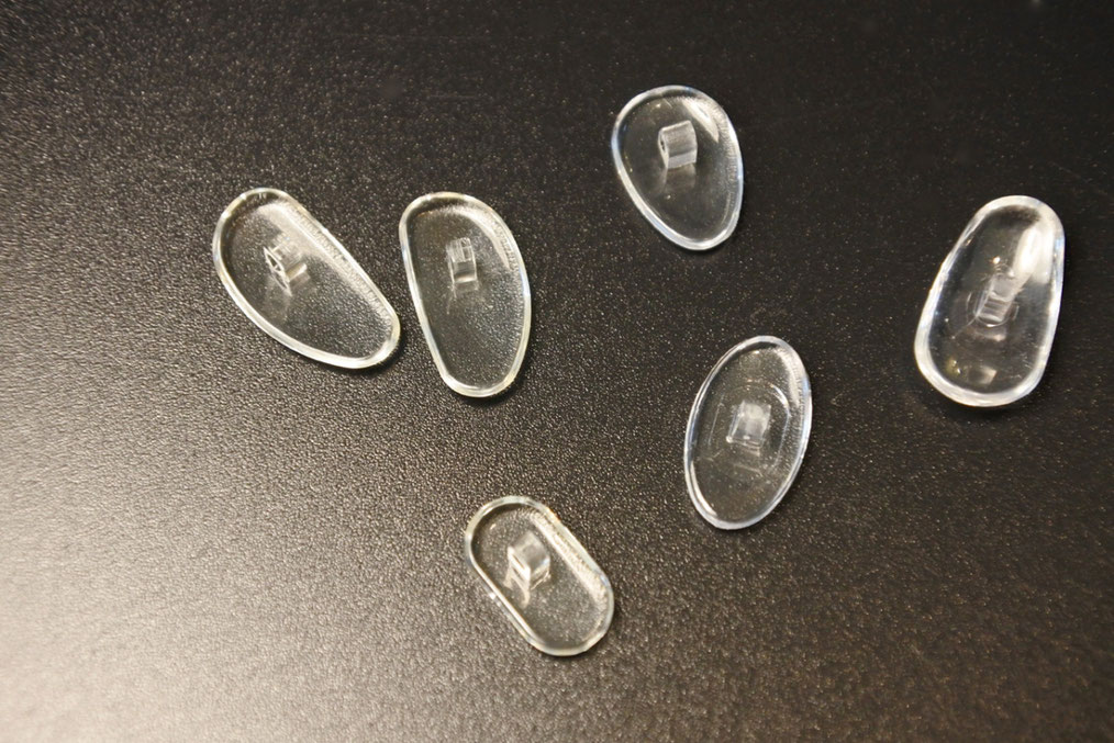 眼鏡のメタルフレームの鼻パットの種類を説明する画像。多種多様な鼻パットがありますが、この画像ではナイロンタイプ。