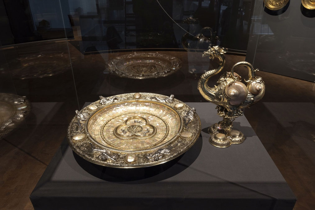 Eines der schönsten Ausstellungstücke: Lavabo bzw. Waschschüssel mit Perlmutt – indische Vorarbeit vollendet von Goldschmied Nicolaus Schmidt in Nürnberg. 16. Jh. Staatl. Kunstsammlungen Dresden. Foto: GNM/F. Röser
