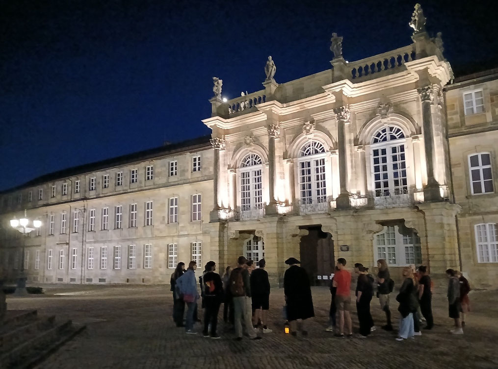 Abendliche Führung mit Nachtwächter am Neuen Schloss in Bayreuth. Foto: Christoph Schumann, 2025