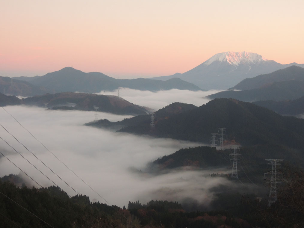 初冬の冠雪大山と、明智峠の雲海。