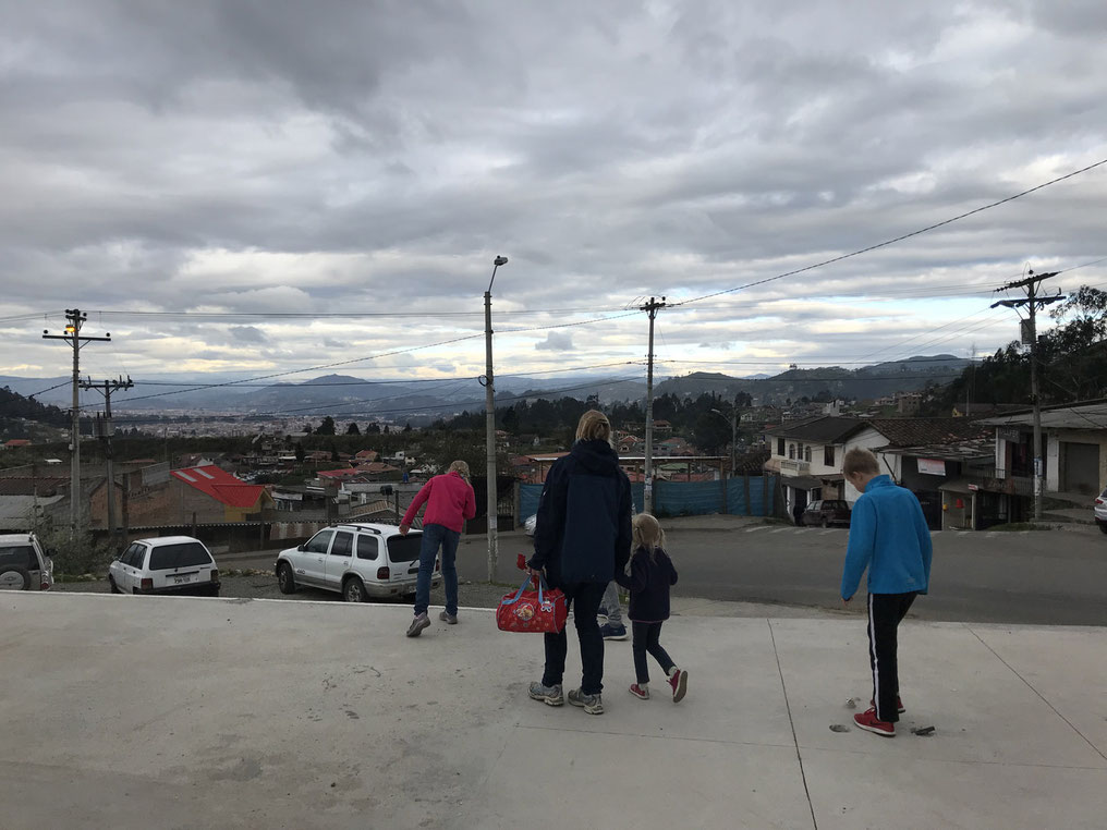 Vor der Kirche hat man einen wunderbaren Ausblick über Cuenca - unten im Tal.