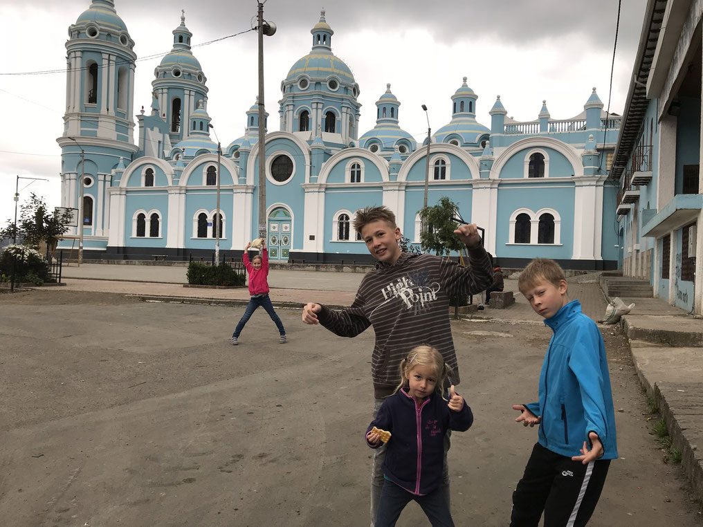 Vor der Kirche "Nuestra Senora del Agua Santa"