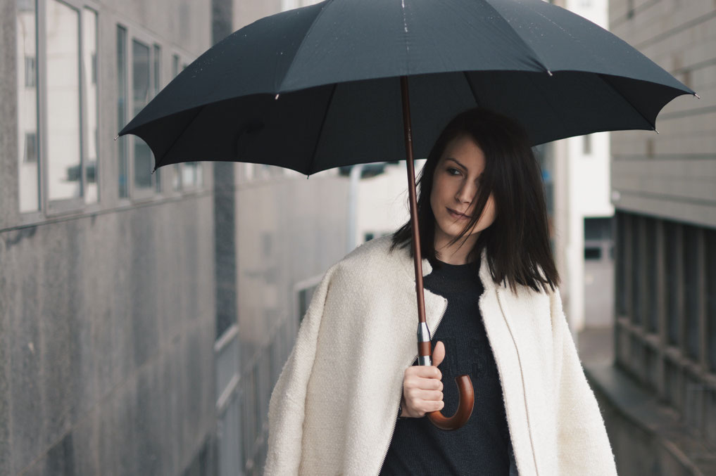 parapluie manteau blanc