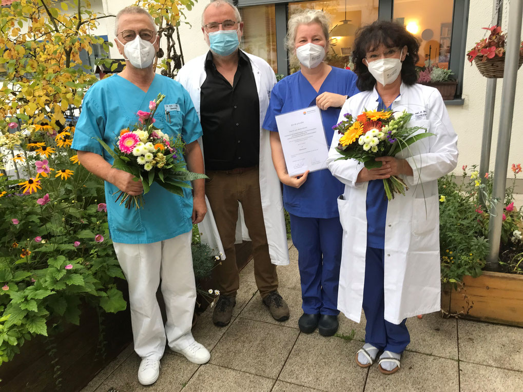 Dr. med. Lothar Iffert (li. im Bild) übergibt die Verantwortung für die Palliativstation an Dr. Marion Brocke (re. im Bild). Chefärztin Dr. med. Heike Schlegel-Höfner bedankte mit dem Ärztlichen Direktor Dr. med. Joachim Pausch für die geleistete Arbeit.