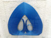 Skulptur aus blauen Plastikbändern