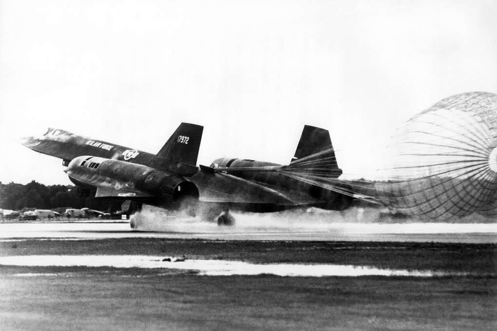 Lockheed SR-71 Blackbird in atterraggio a Le Bourget, autore sconosciuto, scansione da originale cartaceo di proprietà di The Aviation 