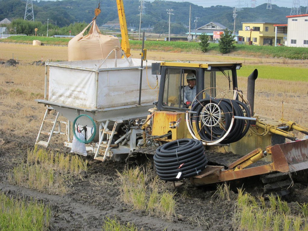 暗渠　暗渠管　暗渠パイプ　暗渠排水　田んぼの暗渠　農家の暗渠　暗渠とは　自分で出来る暗渠　暗渠施工　暗渠の工事　暗渠の写真