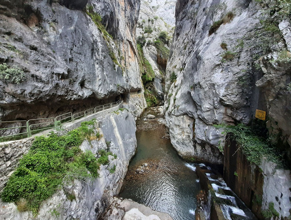 Le sentier qui longe le canal a été souvent creusé dans la roche d'où le passage dans de nombreux petits tunnels