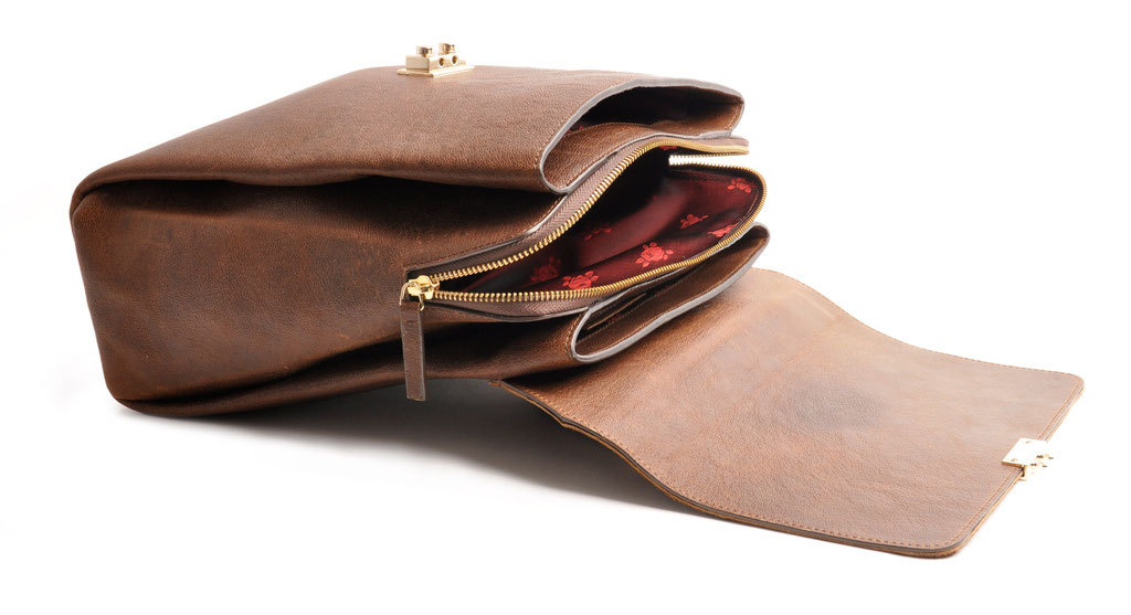 Edle braune Ledertasche aus Büffelleder.  Dirndltasche versandkostenfrei kaufen . OWA Tracht . CLOE . Leder . Handarbeit aus unserer eigenen Manufaktur