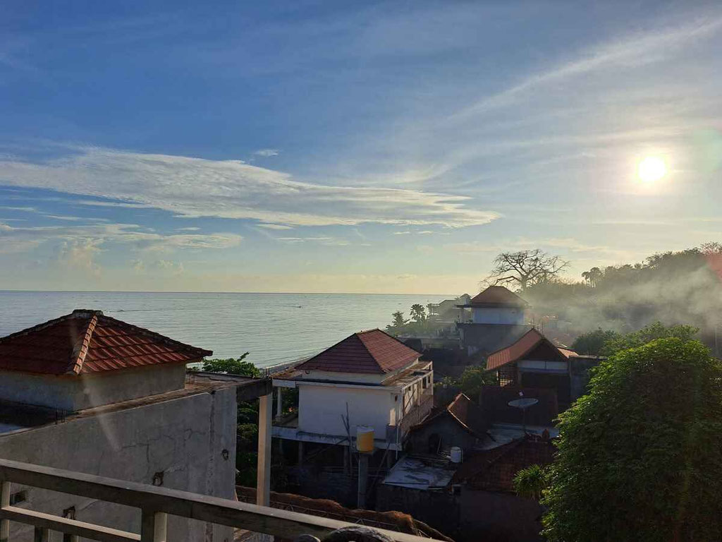 Morgendunst über Amed mit Blick auf Dorf und Meer.