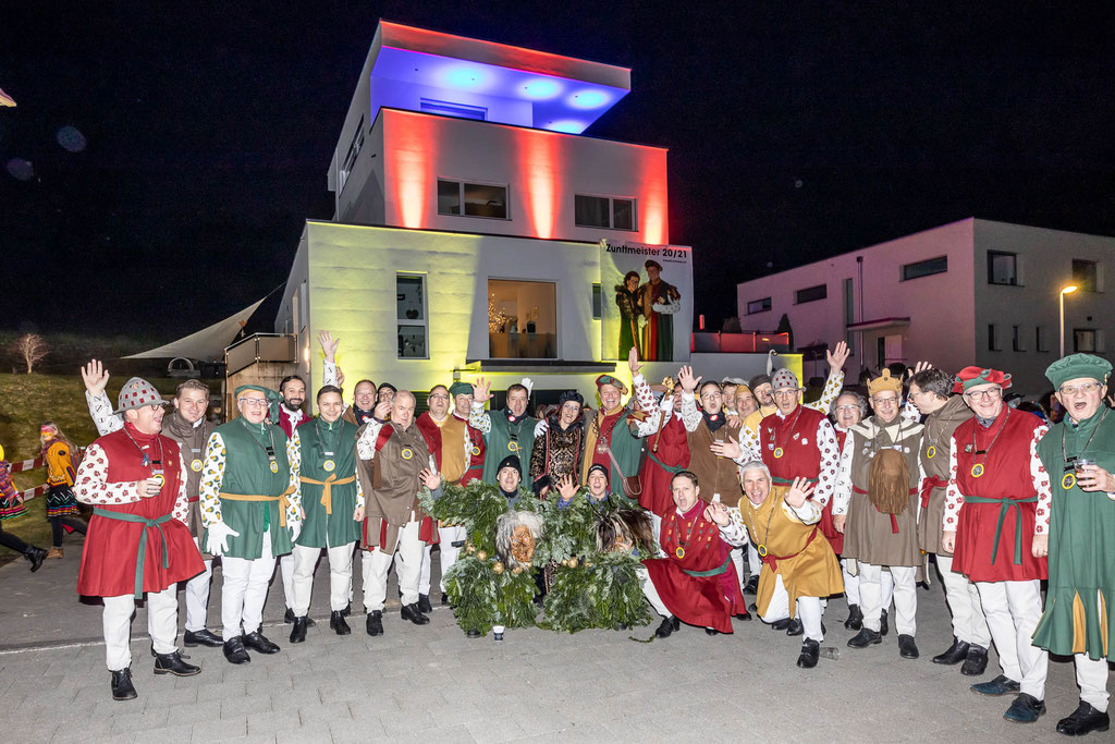 Gruppenbild der Zünftigen am Apéro vor dem heldenhaft beleuchteten Heim der Kneubi's. In der Mitte das Zunftmeisterpaar Madeleine und Stephan Kneubi Kneubühler.