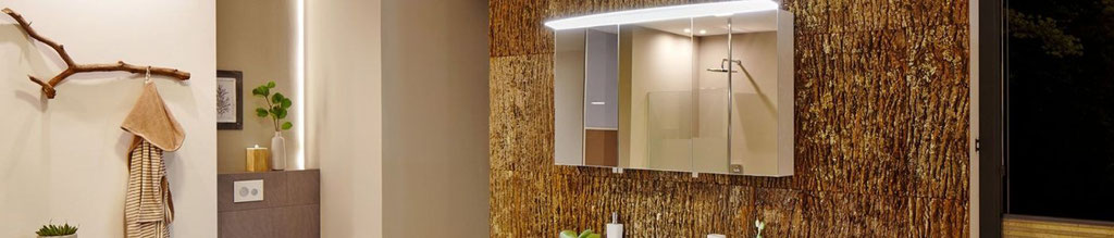 Baumrindenwand als Wandgestaltung im Badezimmer