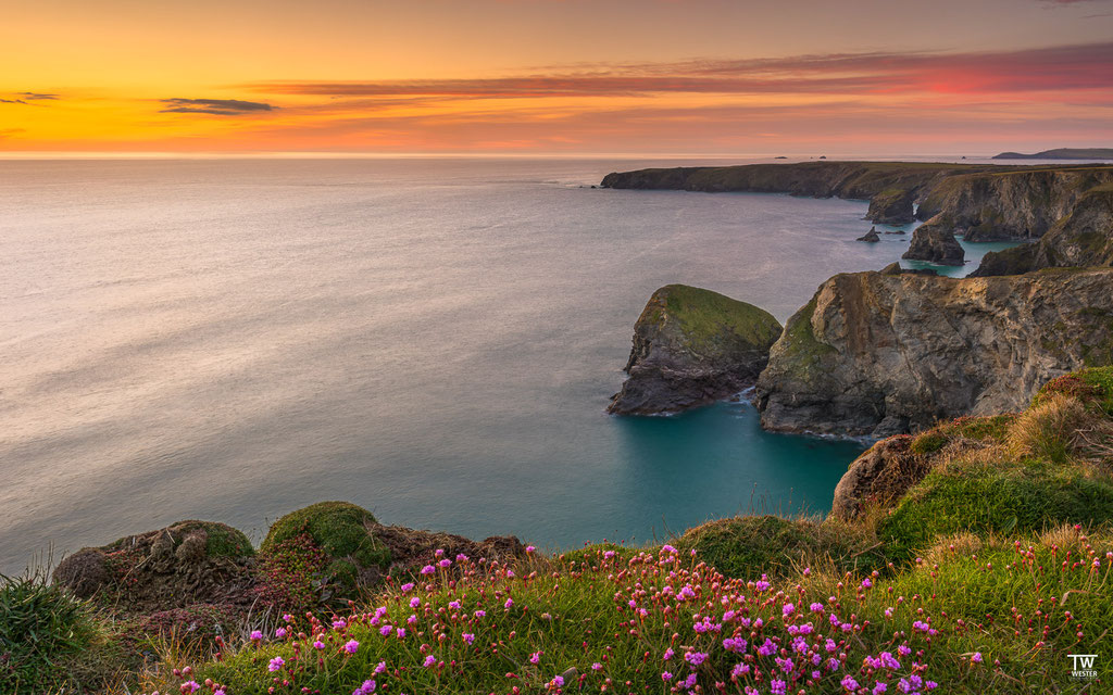 Ein wunderschöner Sonnenuntergang an den "Bedruthan Steps" (B575)