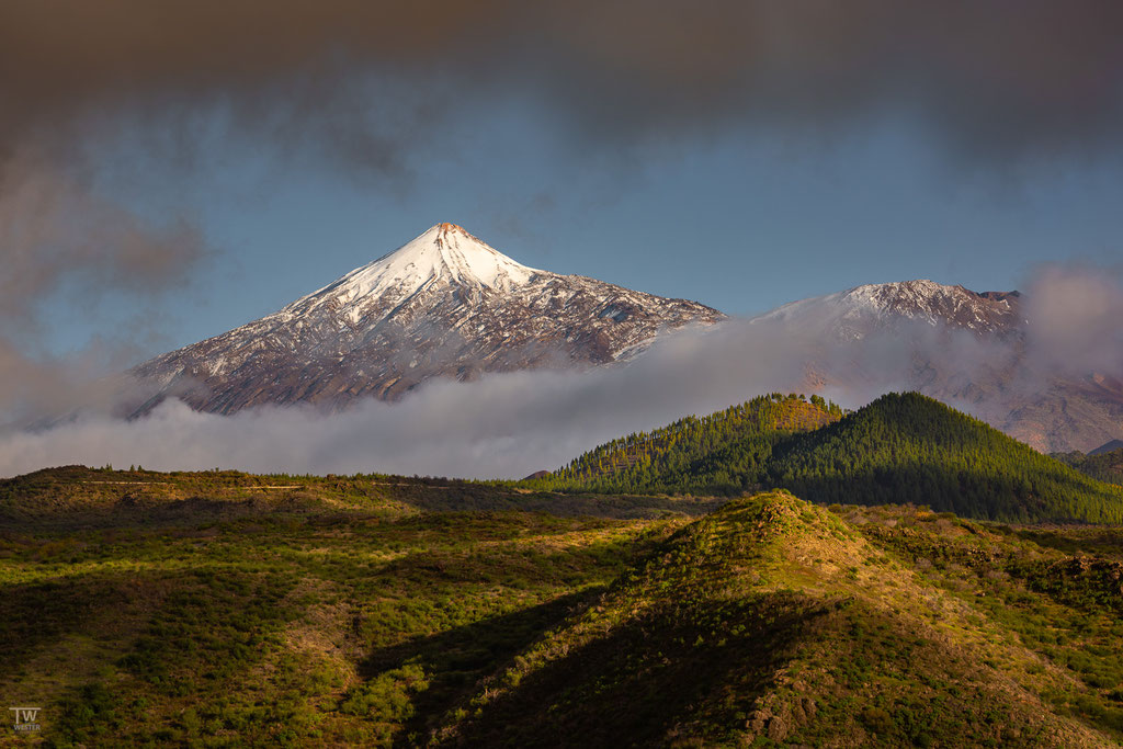 Auf dem Weg in die Berge lichtet sich immer wieder die Wolkendecke und der Teide erscheint für einen kurzen Augenblick (B232))