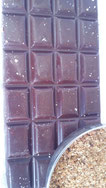 tablette 100g de chocolat noir bio 72% de cacao pure origine equateur aux graines de sésame dorées dans son emballage compostable 