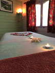 Intérieur du chalet de soins, table de massage, couleurs pastels donnent une atmosphère chaleureuse