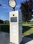 Fotobox im Garten vor blauem Himmel.
