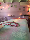 Table de massage et ambiance aux couleurs pastels apaisantes
