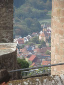 Blick vom Burgtor hinunter nach Sandbach