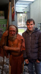 Schüler neben Neanderthaler