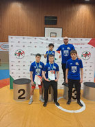 Oben von links: Harith Alsaid, Trainer Miles Henschel unten von links: Alef Izet, Seth Cyrus Hess, Onur Nikolaev
