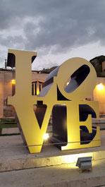 LOVE von  Robert Indiana auf den Cascaden in Yerevan