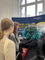 Schülerinnen an einem Infostand