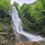 Cascade magnifique avec un beau volume d'eau au milieu d'une végétation verdoyante à Autoire dans le Lot