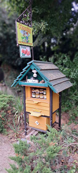Honig-Verkaufskiosk in einem Dorf