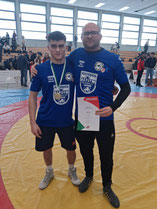 Von links: Ringer Alef Izet, stolzer Trainer Miles Henschel